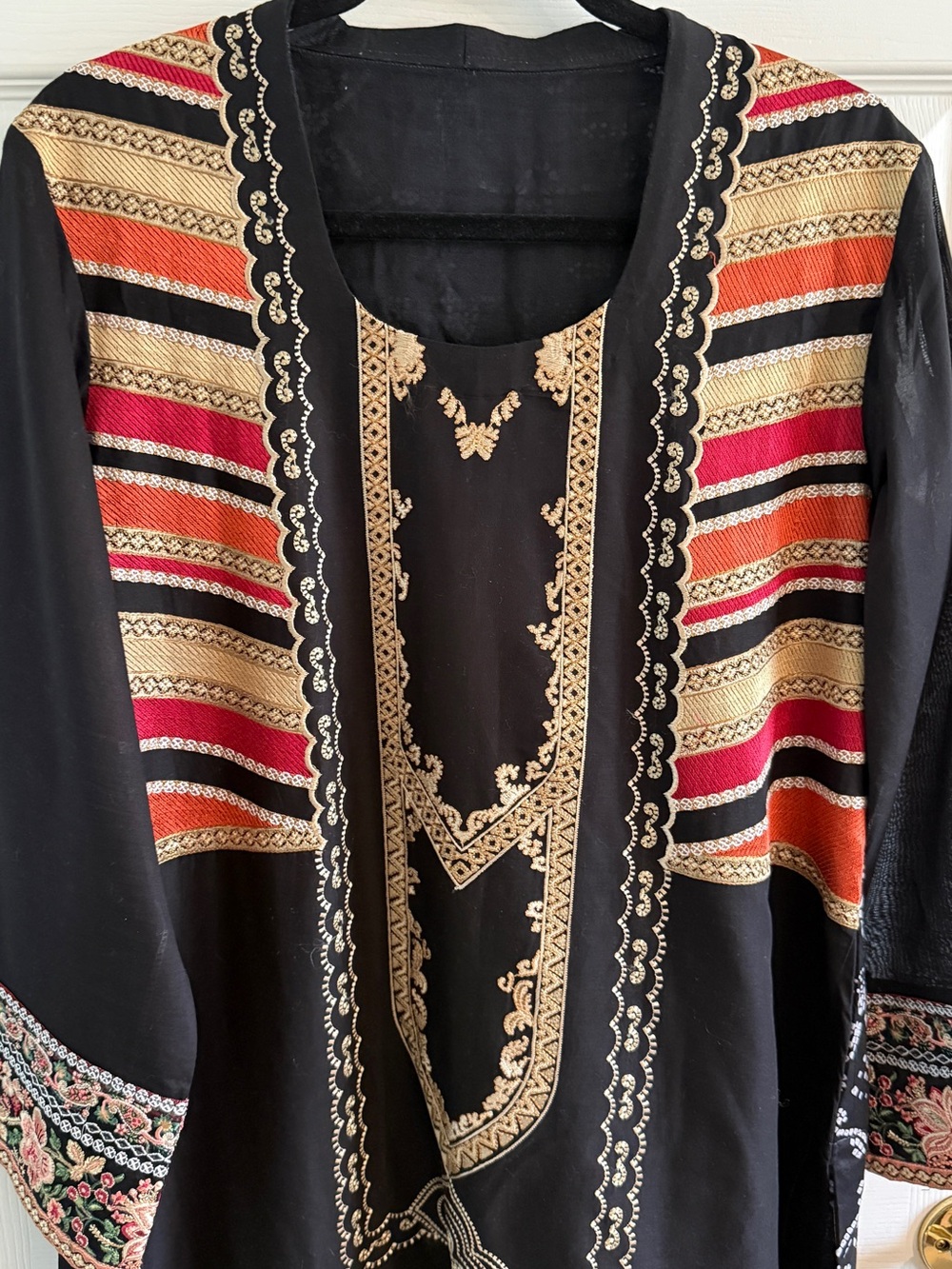 Khaadi Pakistani Desi 3 piece embroidered kurta shirt, duppata scarf and shalwar - Picture 4 of 15